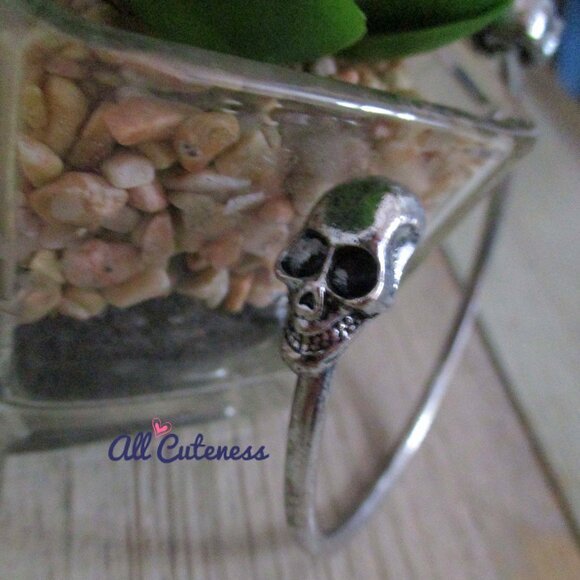 🎀 Edgy Skull Cuff Bracelet - Picture 3 of 7